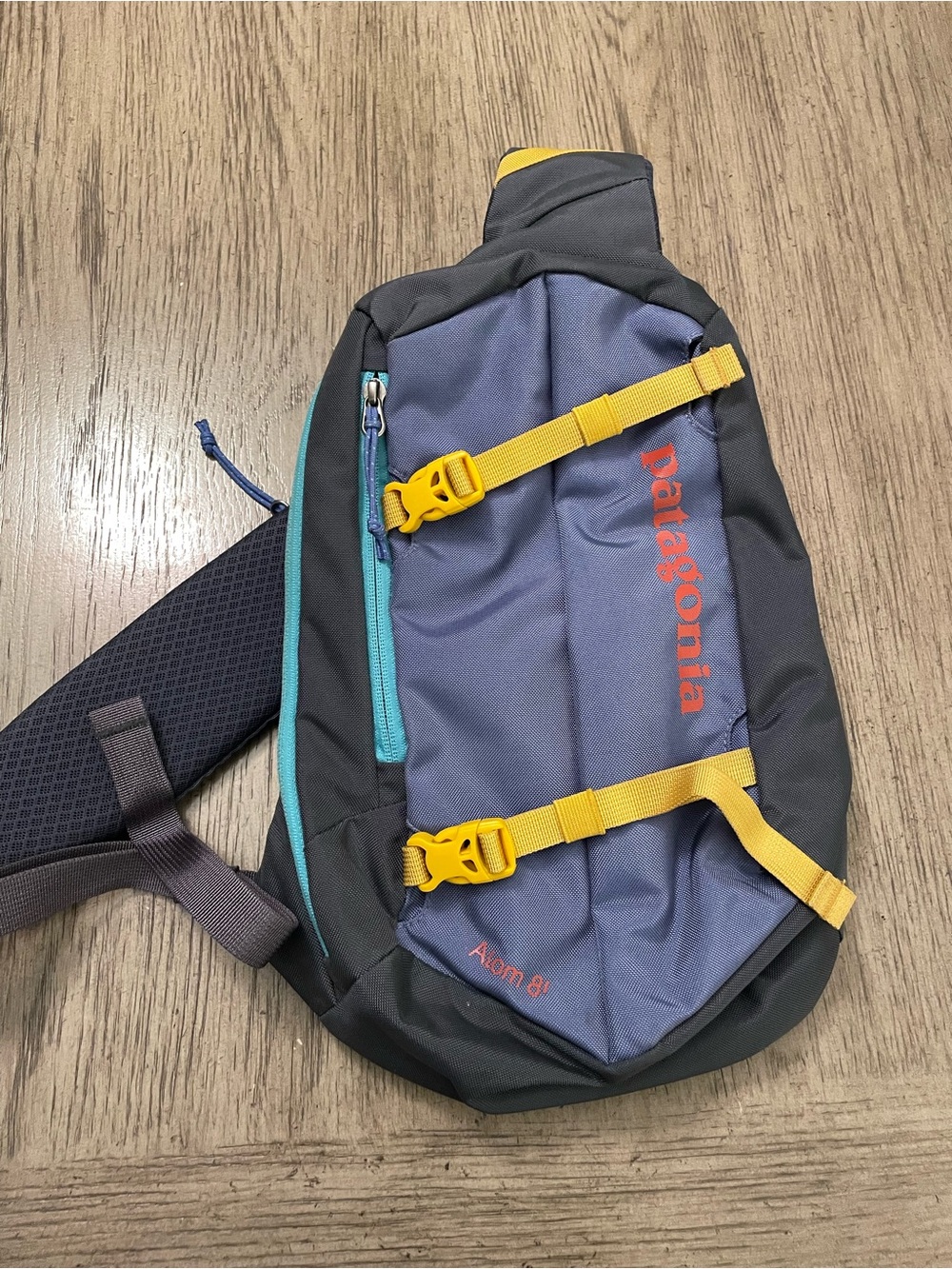 Patagonia Atom Sling Bag 8L, Travel-Friendly Multi-Pocket Style, like new!